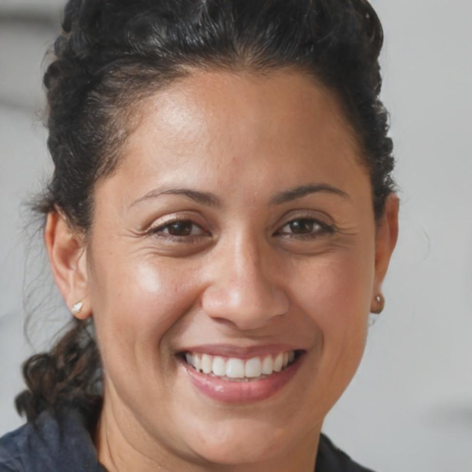 Rachel Thompson, Portfolio Manager with expertise in risk management and quantitative analysis for institutional clients